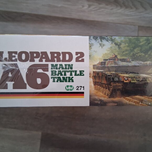 Tamiya Vintage Leopard 2A6 Main Battle Tank Model Kit 1/35 - Picture 2 of 4